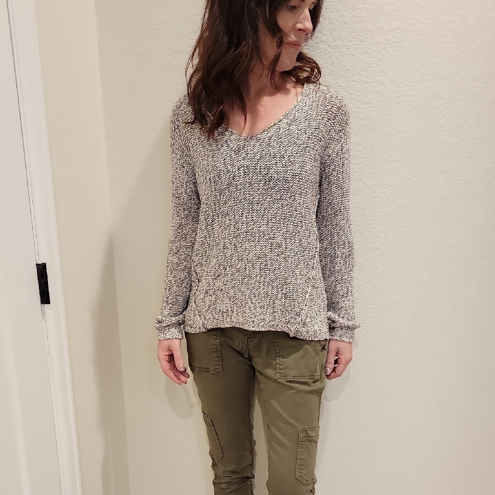 RDI Women's V-Neck Sweater in Gray